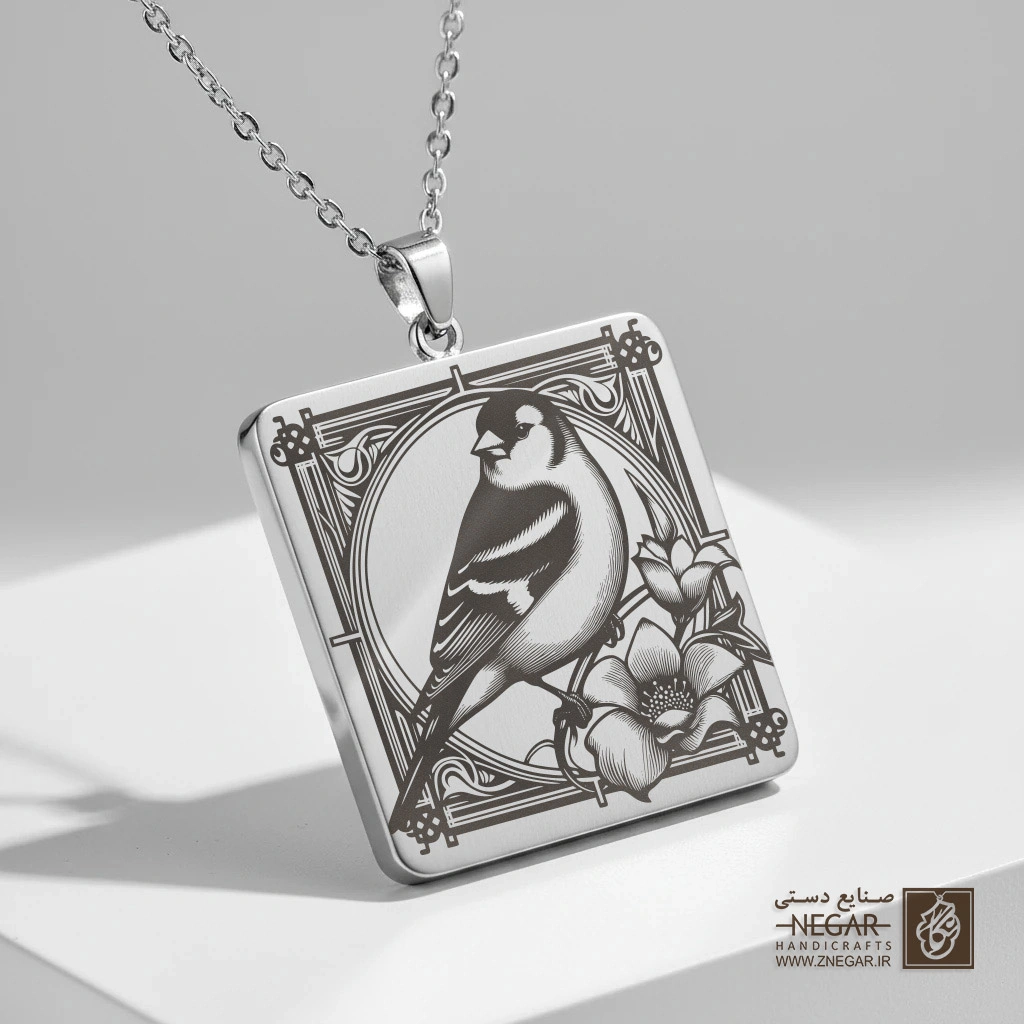 گردنبند طرح پرنده (فنچ طلایی ) (حکاکی لیزری فایبر، مدل قاب مربع) کد 500066