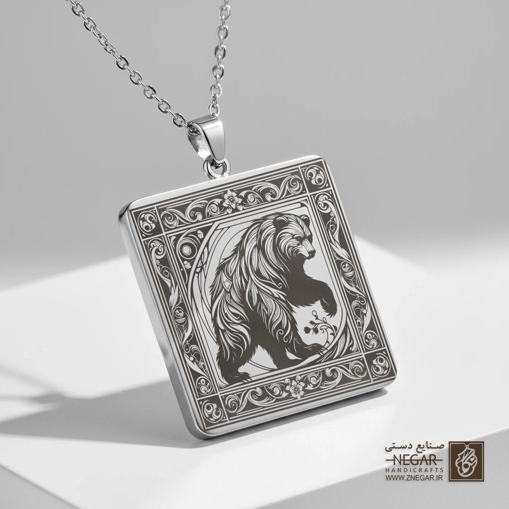 گردنبند طرح خرس قطبی در قاب (حکاکی لیزری فایبر، مدل قاب مربع) کد 500245