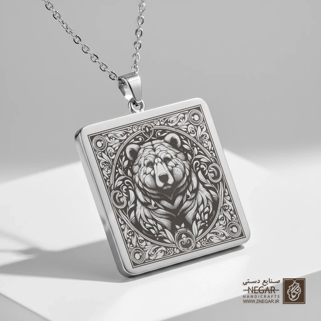 گردنبند طرح چهره خرس در قاب دایره (حکاکی لیزری فایبر، مدل قاب مربع) کد 500248