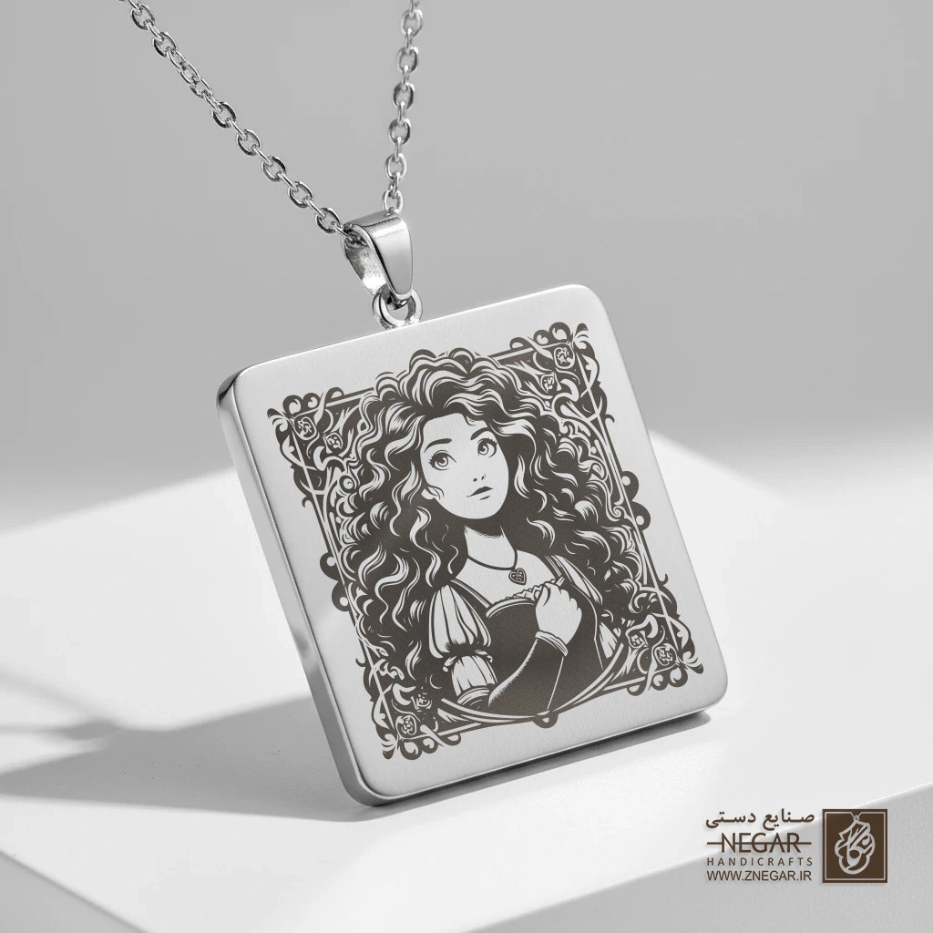 گردنبند طرح مریدا و موهای فر (حکاکی لیزری فایبر، مدل قاب مربع) کد 500423
