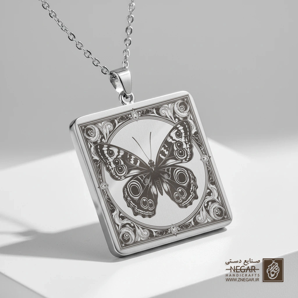 گردنبند طرح پروانه بوهمین (حکاکی لیزری فایبر، مدل قاب مربع) کد 500472