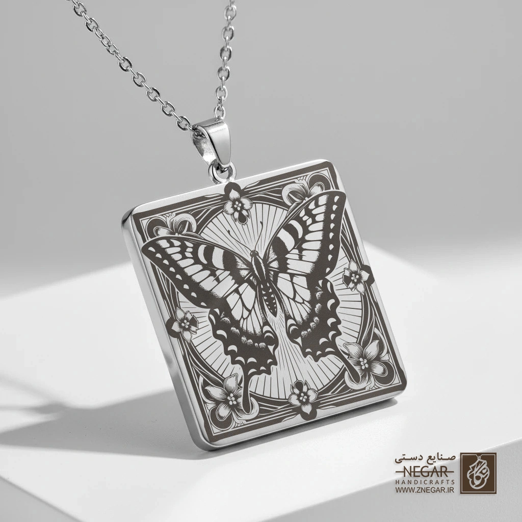 گردنبند طرح پروانه بزرگ (Statement) (حکاکی لیزری فایبر، مدل قاب مربع) کد 500473