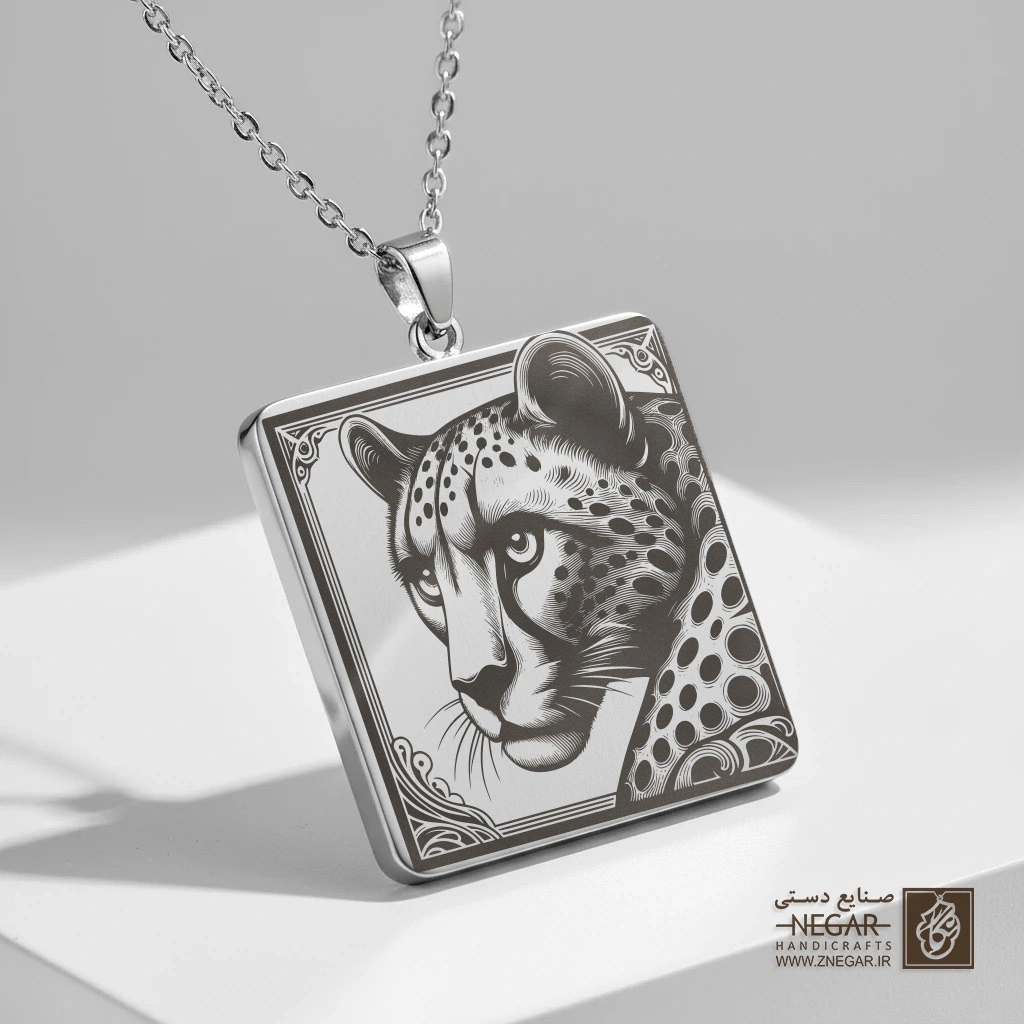 گردنبند طرح نیم‌رخ چیتا (حکاکی لیزری فایبر، مدل قاب مربع) کد 500547