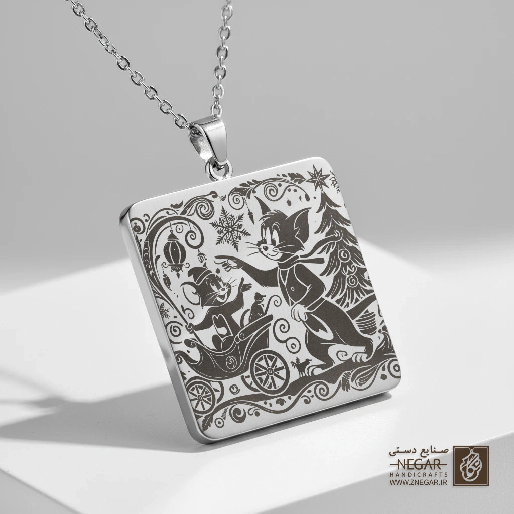 گردنبند طرح سورتمه‌سواری تام و جری (حکاکی لیزری فایبر، مدل قاب مربع) کد 500671
