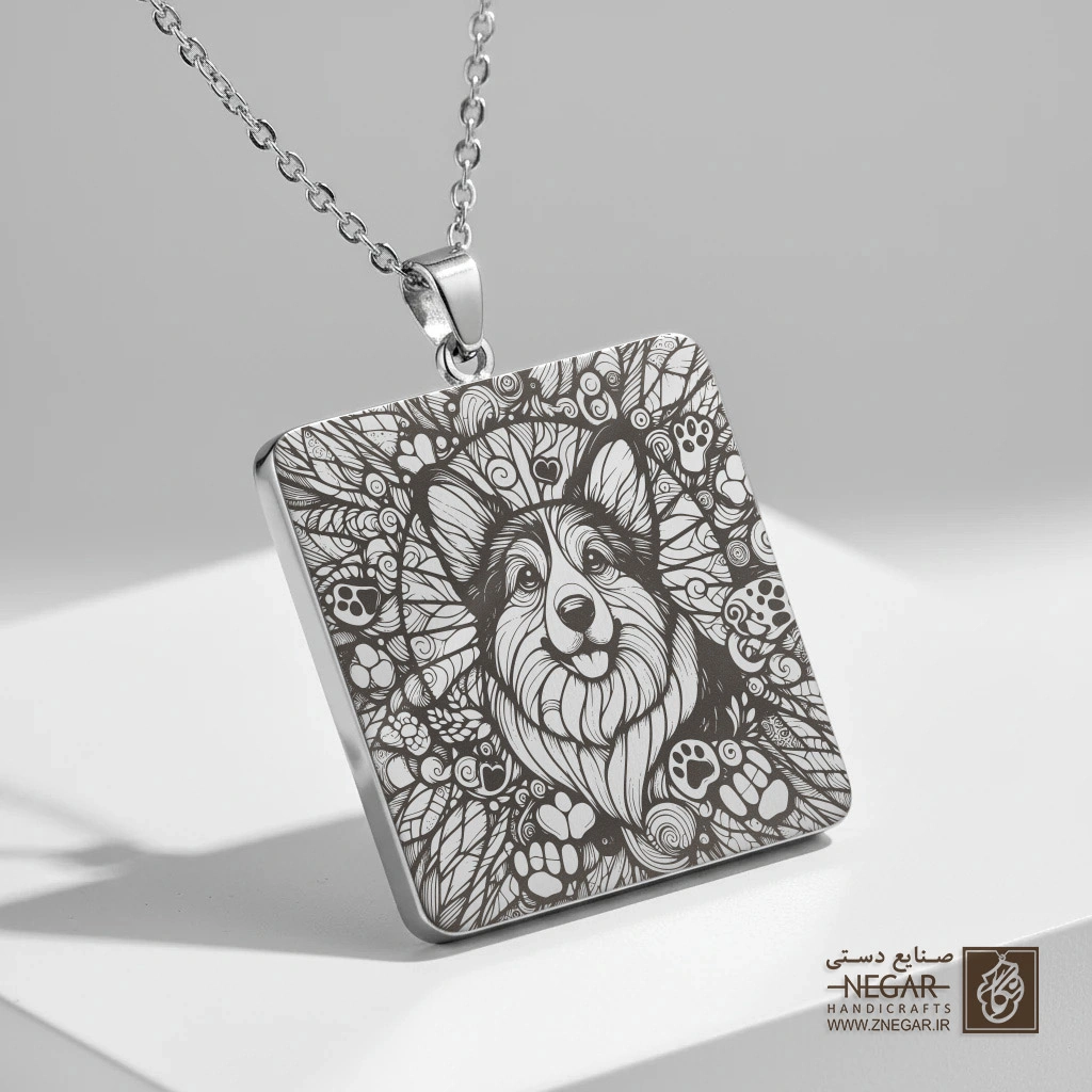 گردنبند طرح کورگی در قاب اسلیمی (حکاکی لیزری فایبر، مدل قاب مربع) کد 500733
