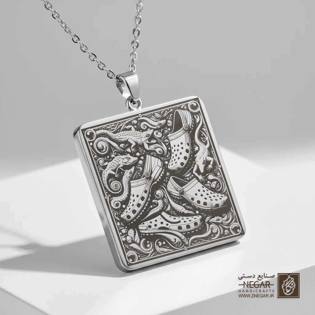 گردنبند طرح کراکس و نقوش تزیینی (حکاکی لیزری فایبر، مدل قاب مربع) کد 500757