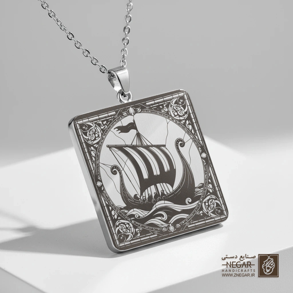 گردنبند طرح کشتی چوبی قدیمی (حکاکی لیزری فایبر، مدل قاب مربع) کد 500819