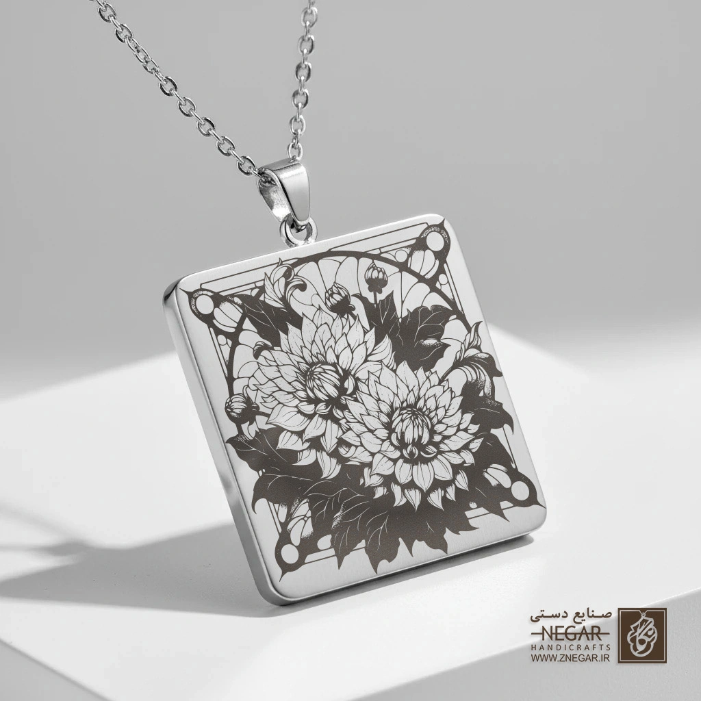 گردنبند طرح گل دالیا شکفته (حکاکی لیزری فایبر، مدل قاب مربع) کد 500860