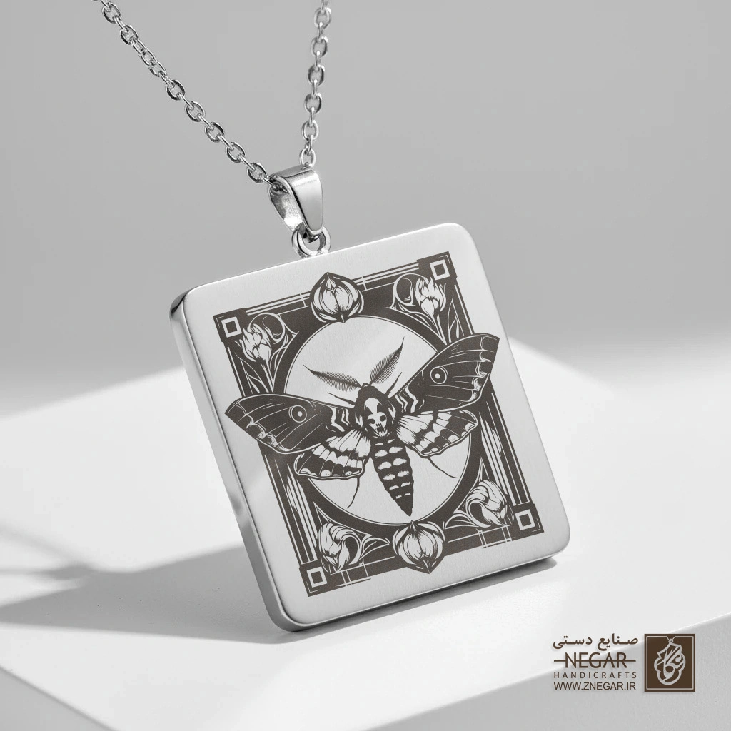 گردنبند طرح شاپرک مرگ (Death's Head Moth) (حکاکی لیزری فایبر، مدل قاب مربع) کد 500892
