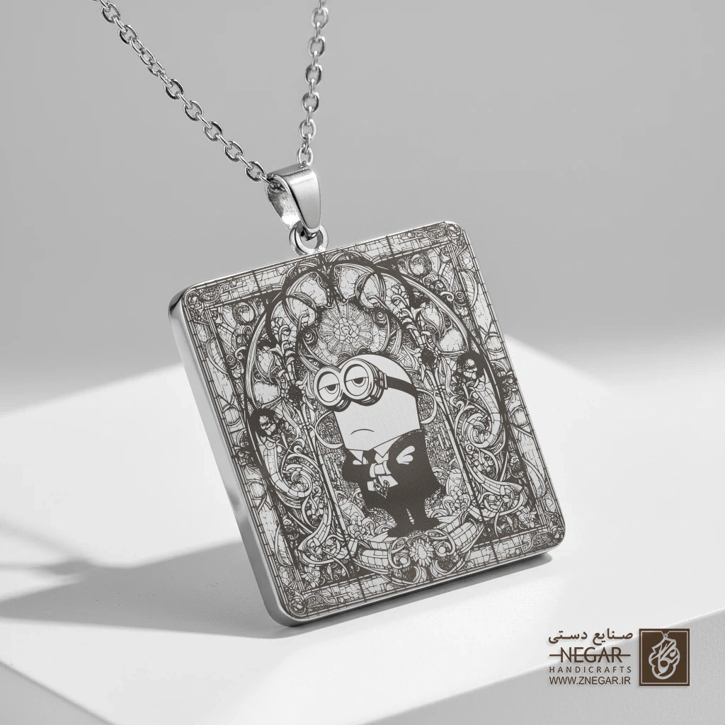 گردنبند طرح مینیون در قاب اسلیمی (حکاکی لیزری فایبر، مدل قاب مربع) کد 500939