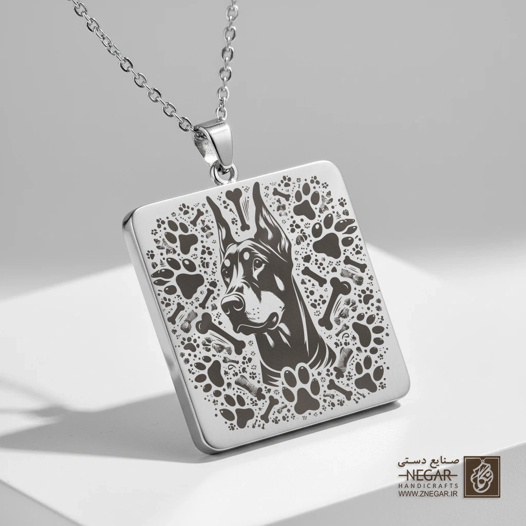 گردنبند طرح دوبرمان و ردپا (حکاکی لیزری فایبر، مدل قاب مربع) کد 500986