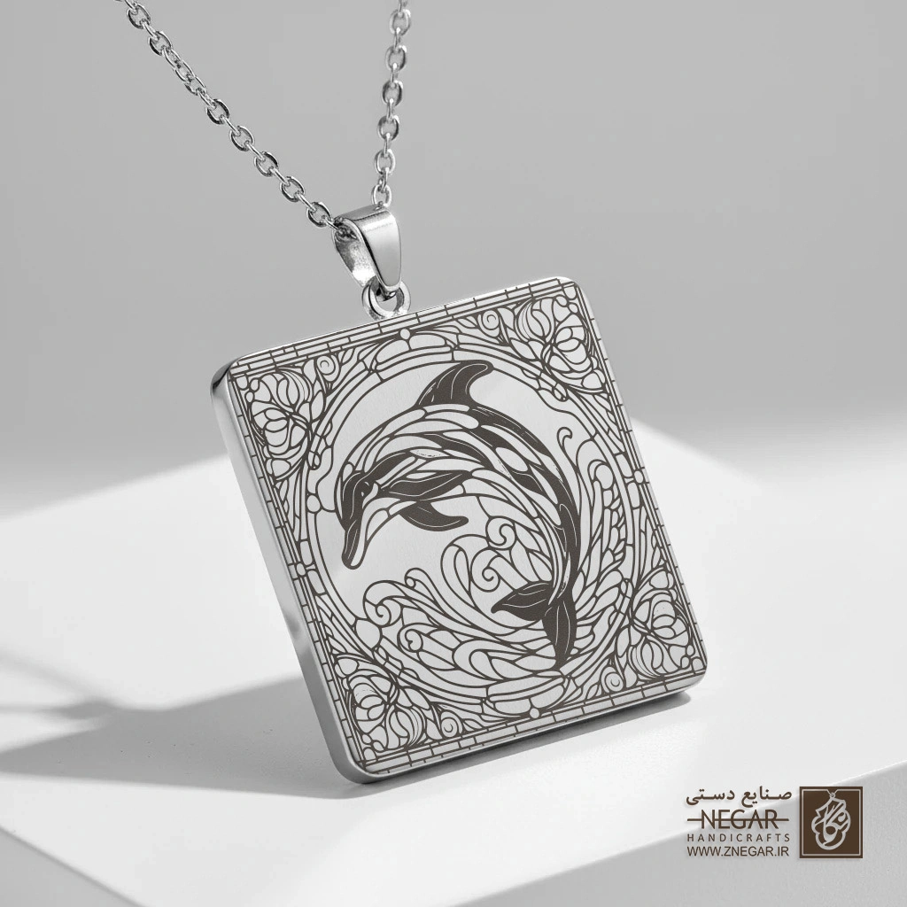 گردنبند طرح پرش دلفین در دریا (حکاکی لیزری فایبر، مدل قاب مربع) کد 500990