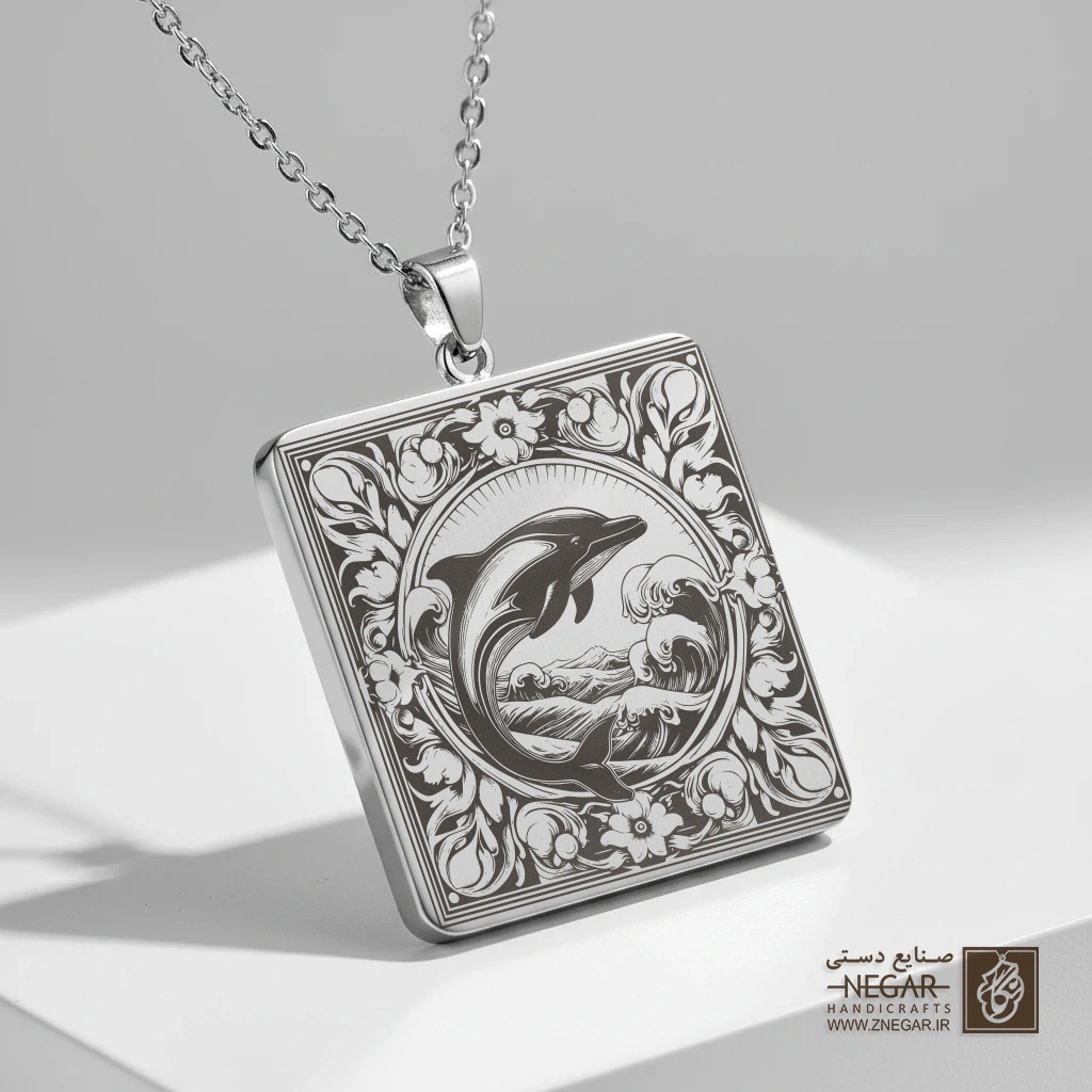 گردنبند طرح دلفین و خورشید تابان (حکاکی لیزری فایبر، مدل قاب مربع) کد 500993