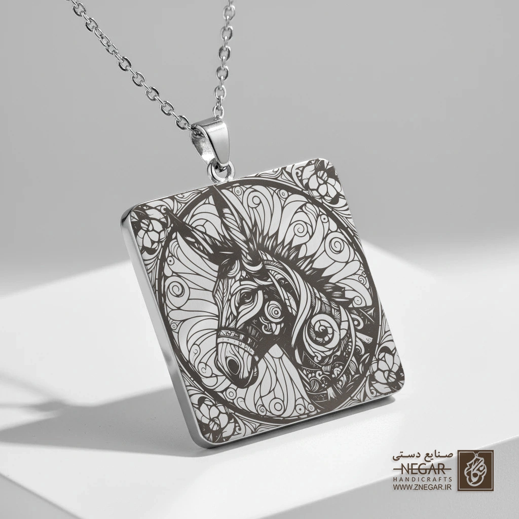 گردنبند طرح چهره الاغ با نقوش اسلیمی (حکاکی لیزری فایبر، مدل قاب مربع) کد 501004