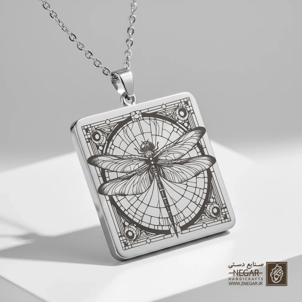 گردنبند طرح سنجاقک مینیاتوری در دایره (حکاکی لیزری فایبر، مدل قاب مربع) کد 501045