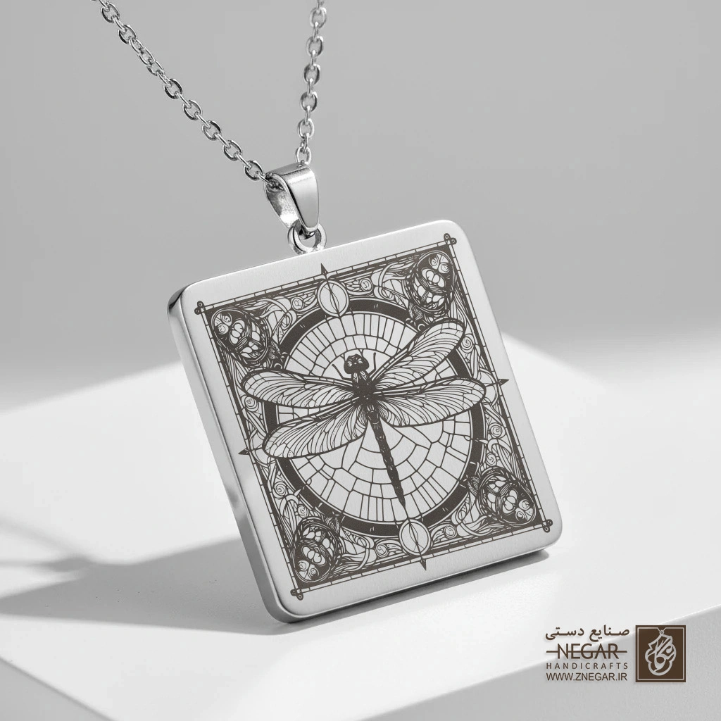 گردنبند طرح سنجاقک و نقوش انتزاعی (حکاکی لیزری فایبر، مدل قاب مربع) کد 501048