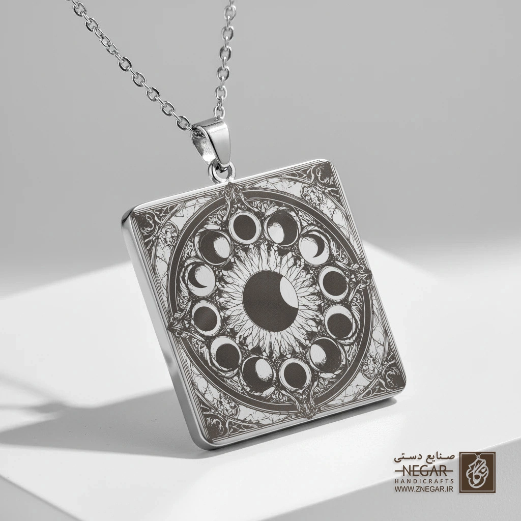 گردنبند طرح مراحل ماه و کسوف (حکاکی لیزری فایبر، مدل قاب مربع) کد 501071