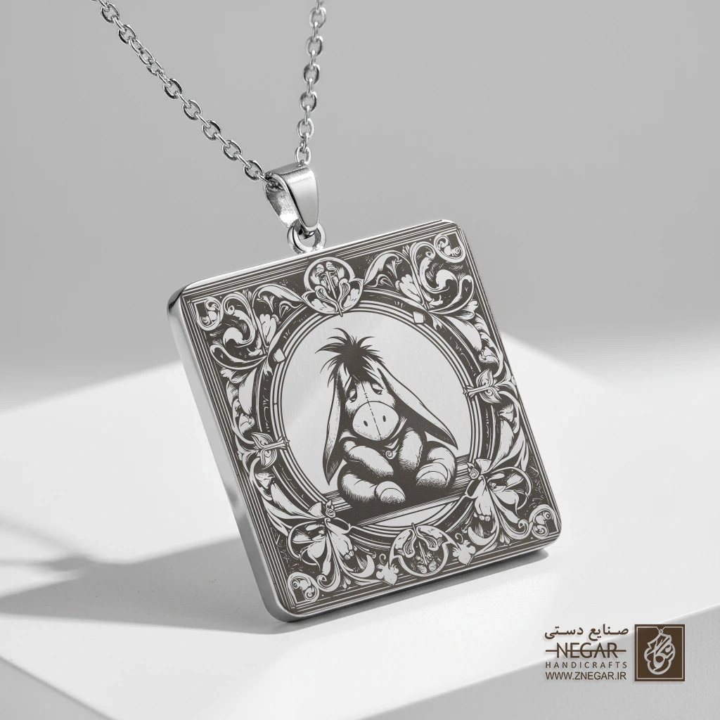 گردنبند طرح ایور نشسته (حکاکی لیزری فایبر، مدل قاب مربع) کد 501074