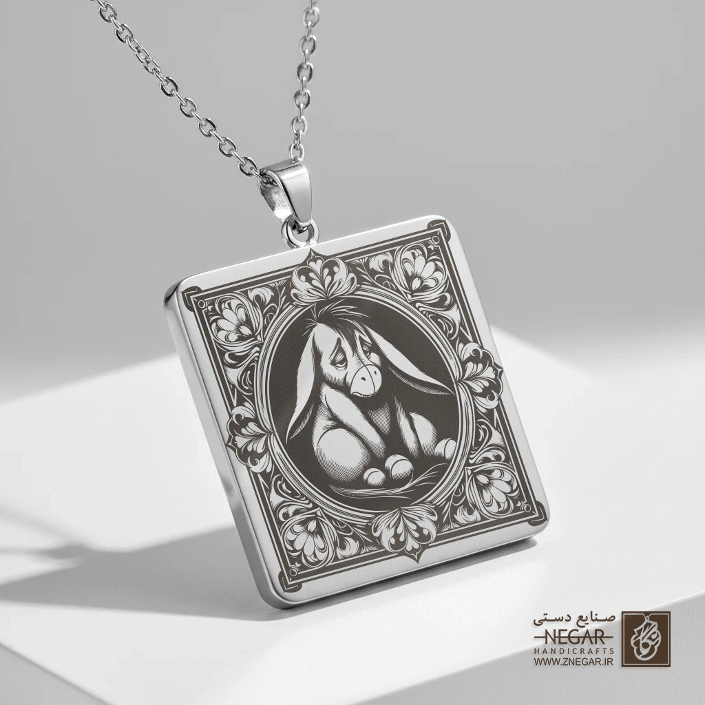 گردنبند طرح چهره ایور مینیاتوری (حکاکی لیزری فایبر، مدل قاب مربع) کد 501075