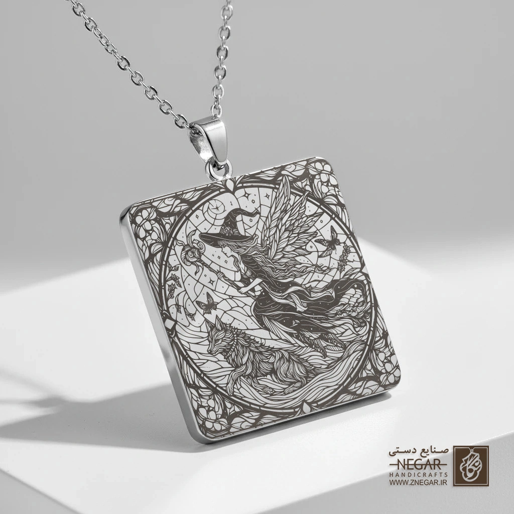 گردنبند طرح پرواز ساحره در شب (حکاکی لیزری فایبر، مدل قاب مربع) کد 501133