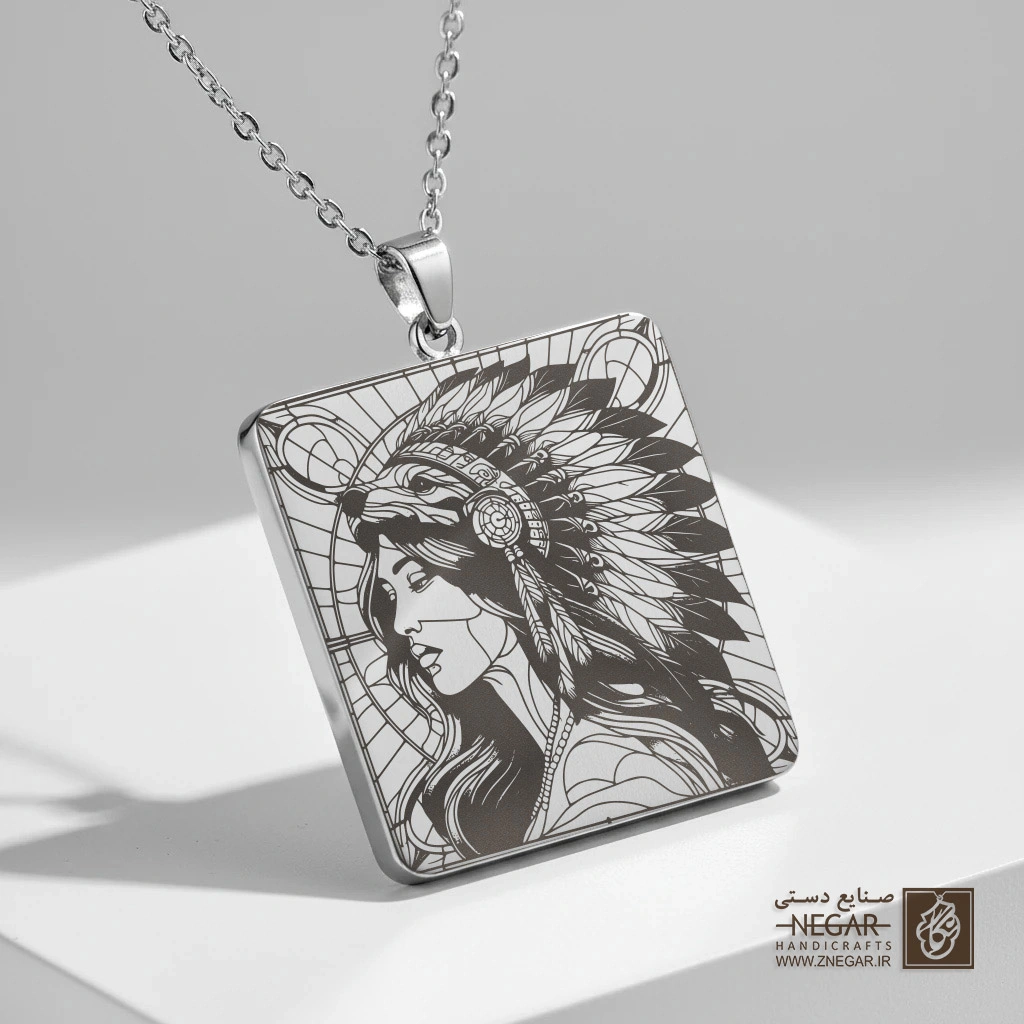 گردنبند طرح پرتره زن با کلاه پر (حکاکی لیزری فایبر، مدل قاب مربع) کد 501461