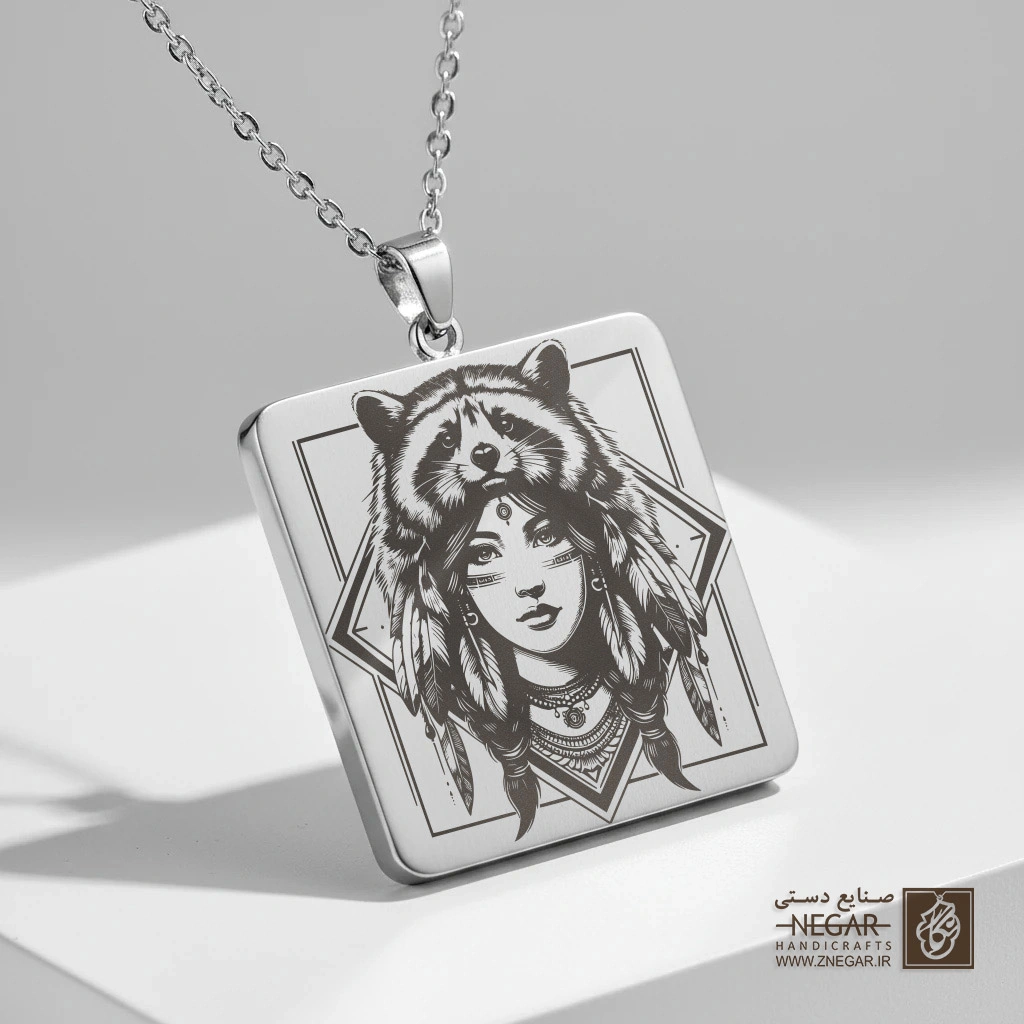 گردنبند طرح زن با کلاه یوزپلنگ (حکاکی لیزری فایبر، مدل قاب مربع) کد 501462