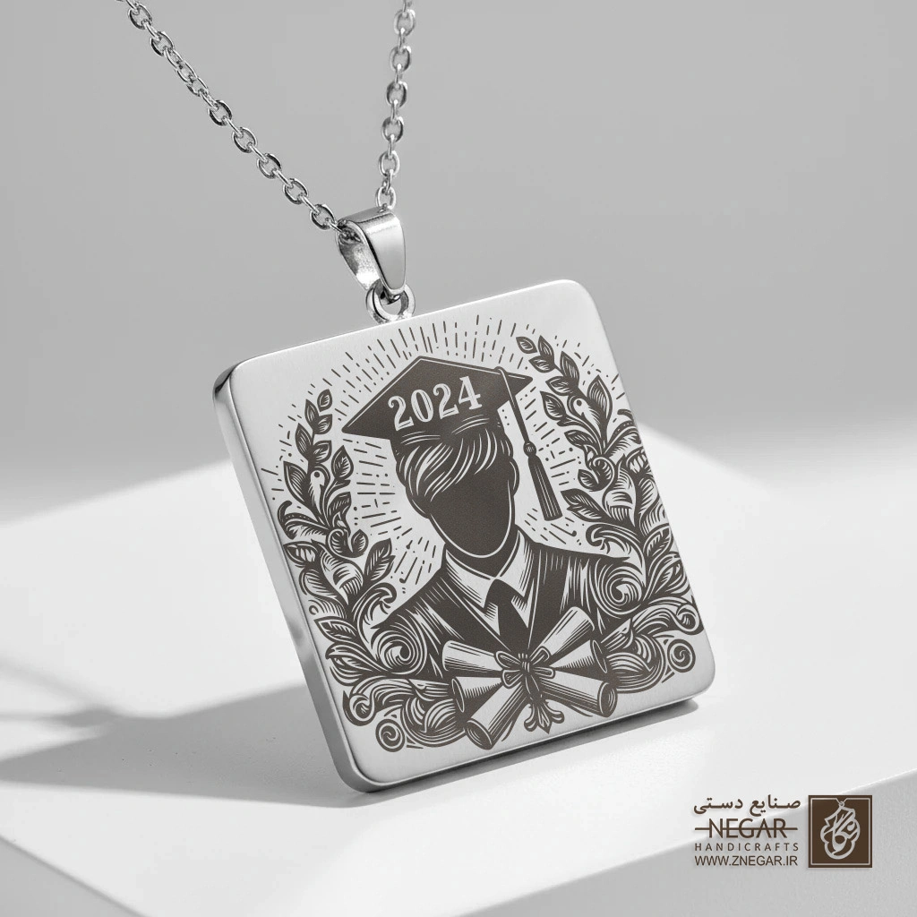 گردنبند طرح یادبود فارغ‌التحصیلی  (حکاکی لیزری فایبر، مدل قاب مربع) کد 501518