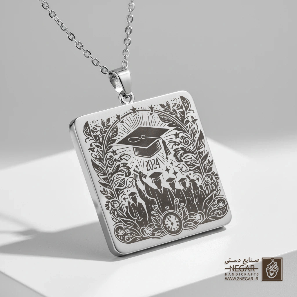 گردنبند طرح جشن دانشجویی و پرتاب کلاه (حکاکی لیزری فایبر، مدل قاب مربع) کد 501522