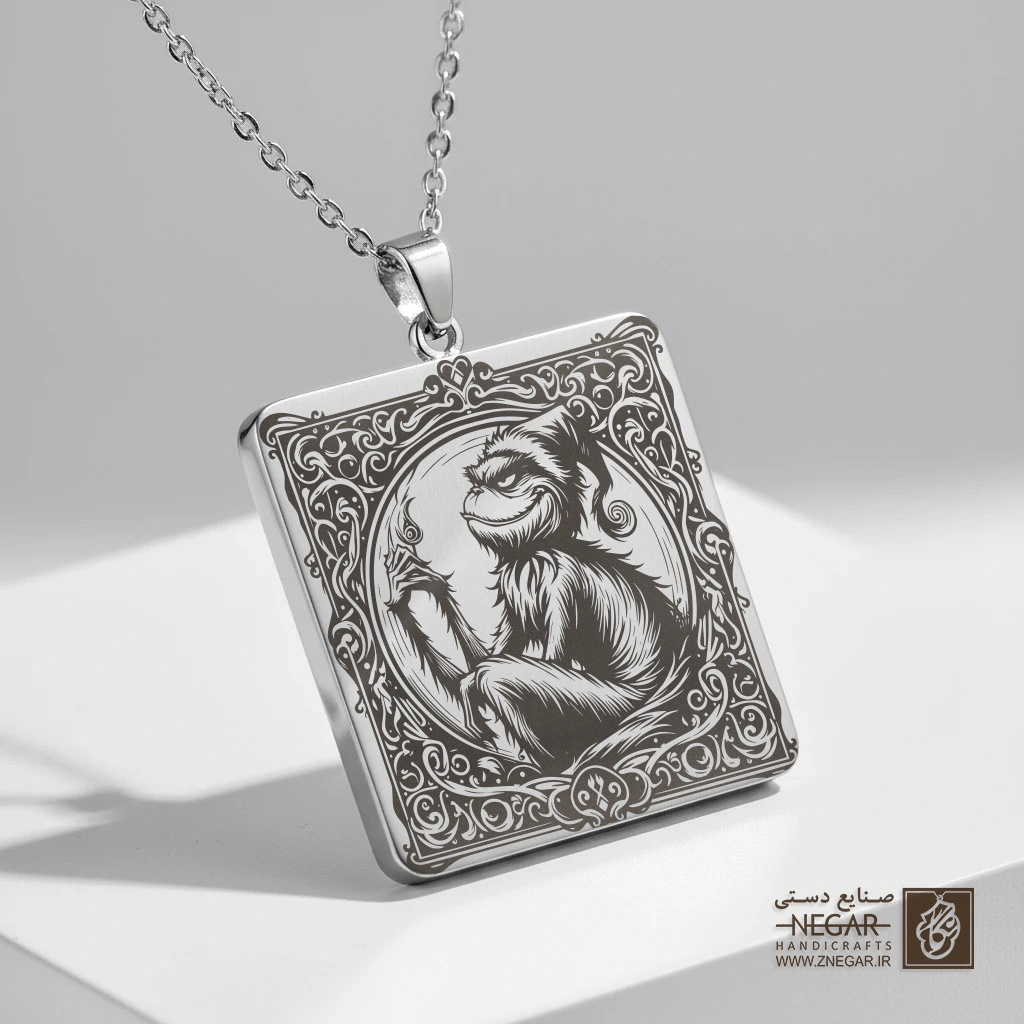 گردنبند طرح گرینچ در حال نوشیدن (حکاکی لیزری فایبر، مدل قاب مربع) کد 501562