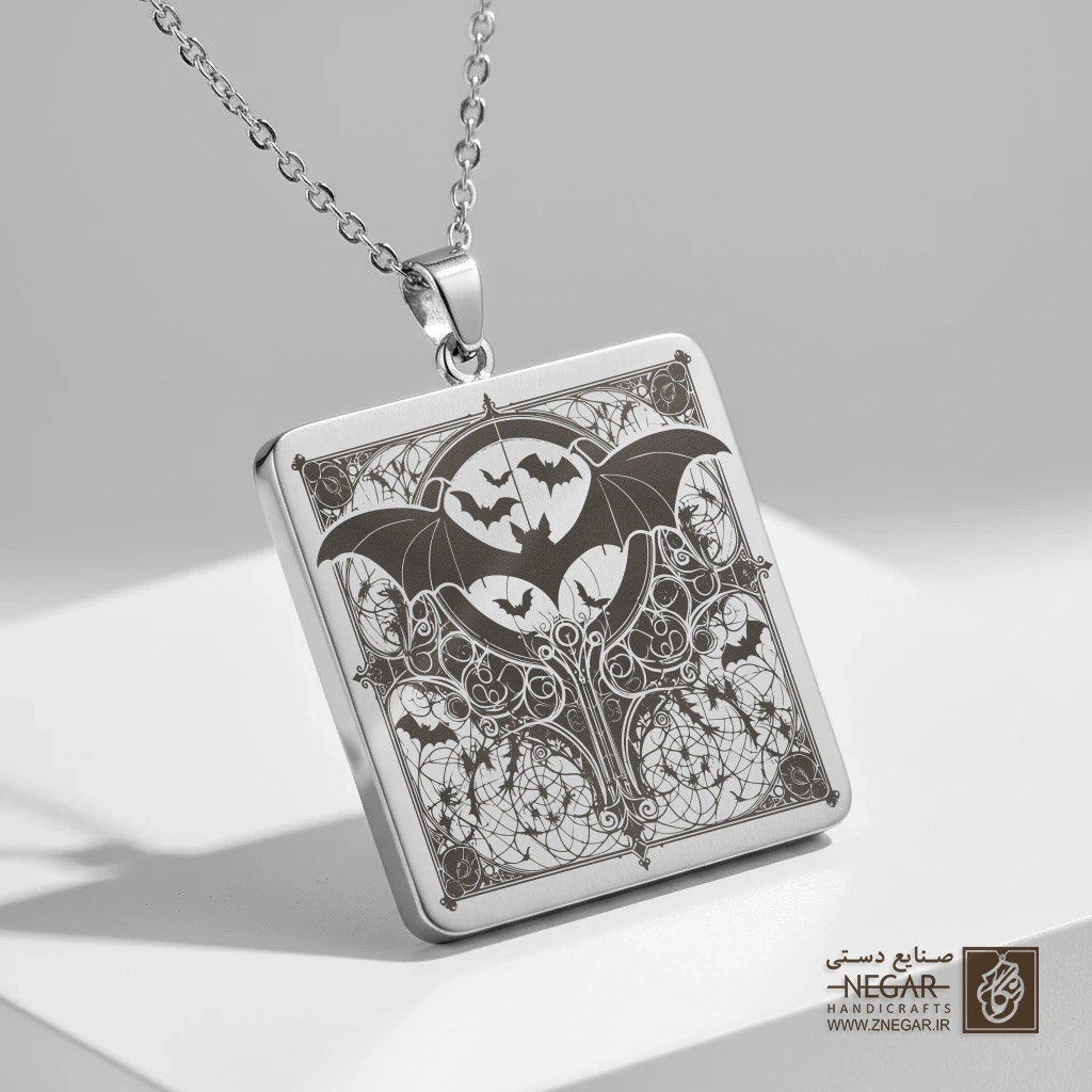 گردنبند طرح خفاش و نقوش گوتیک (حکاکی لیزری فایبر، مدل قاب مربع) کد 501591