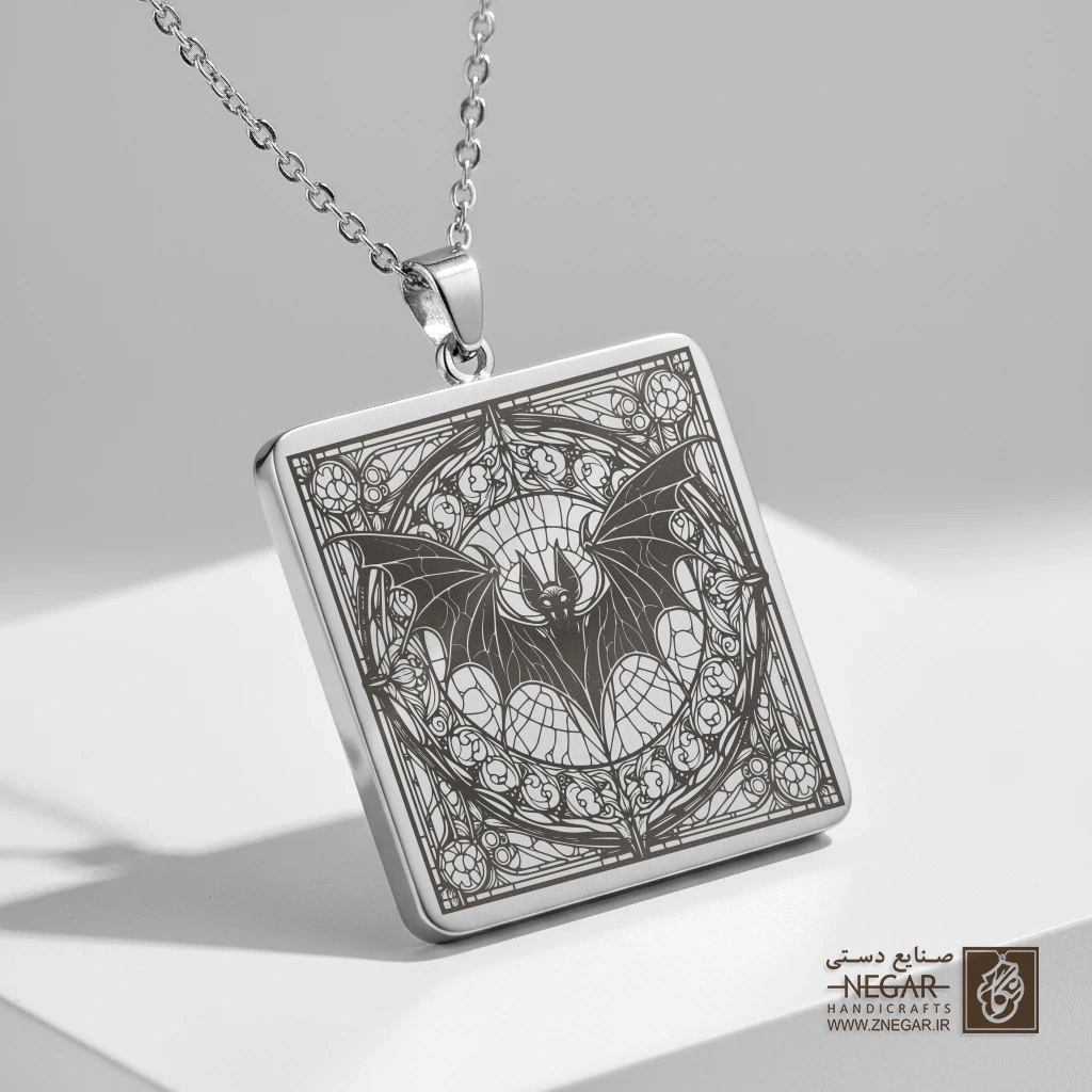 گردنبند طرح خفاش بال‌گشوده در قاب (حکاکی لیزری فایبر، مدل قاب مربع) کد 501592