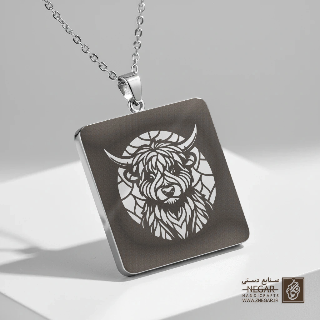 گردنبند طرح گاو هایلند (Highland Cow) (حکاکی لیزری فایبر، مدل قاب مربع) کد 501849