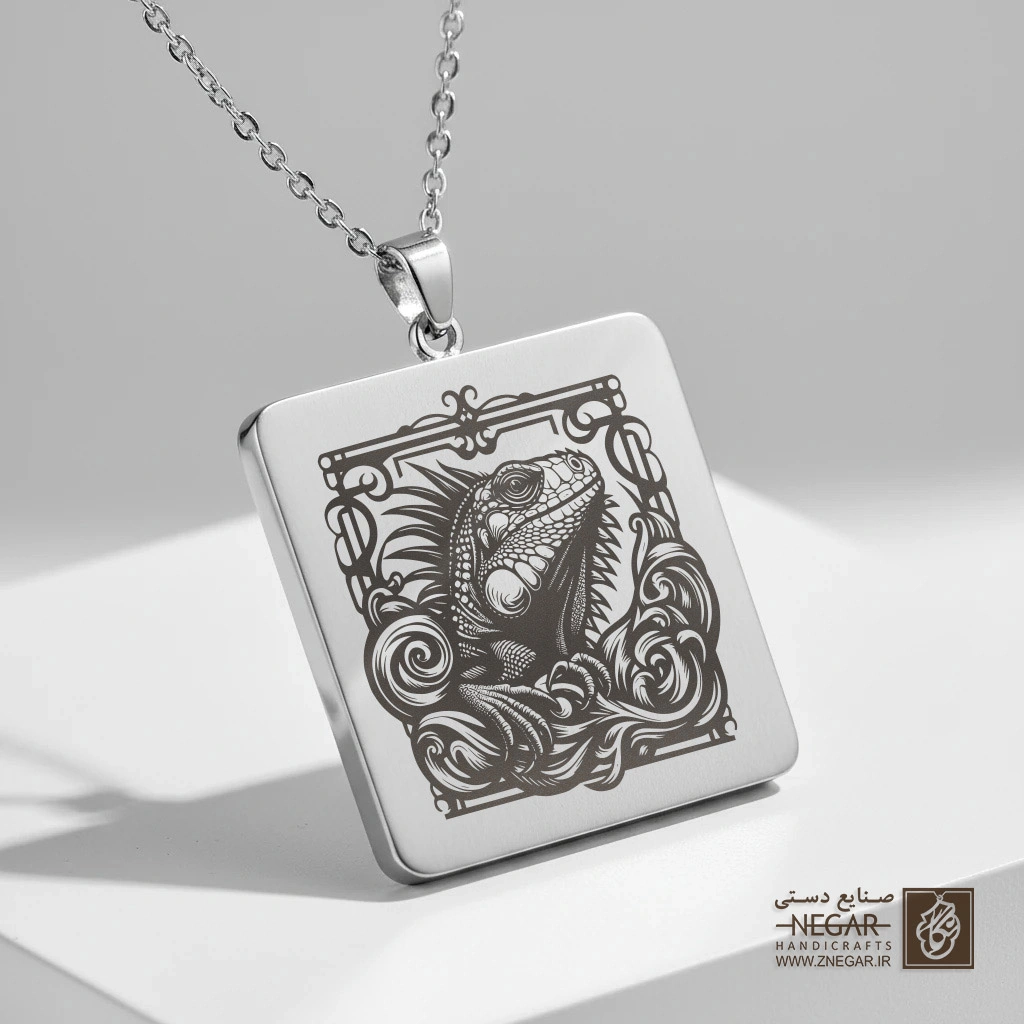گردنبند طرح پرتره ایگوانا (حکاکی لیزری فایبر، مدل قاب مربع) کد 501938