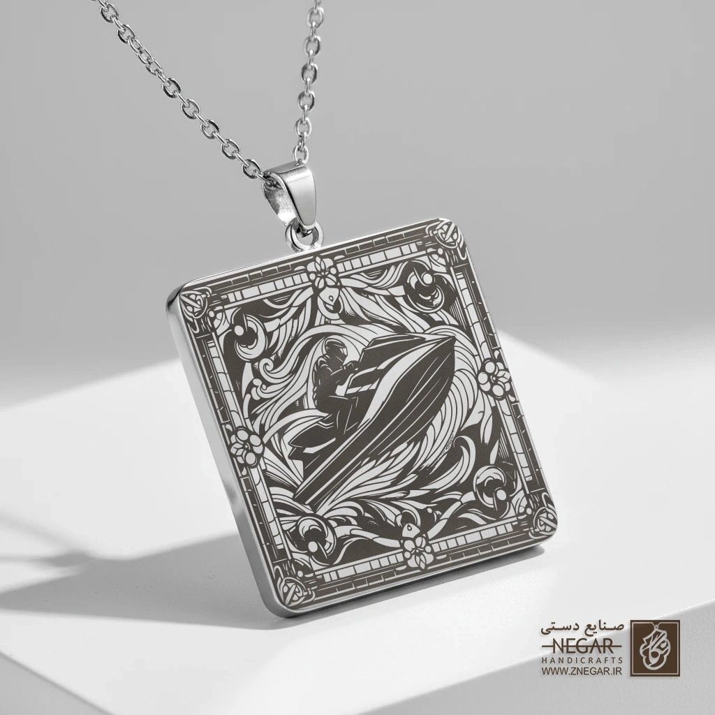 گردنبند طرح موج‌سواری با جت‌اسکی (حکاکی لیزری فایبر، مدل قاب مربع) کد 502007
