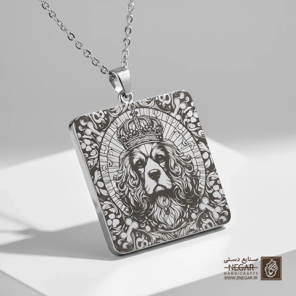 گردنبند طرح سگ کینگ چارلز با تاج (حکاکی لیزری فایبر، مدل قاب مربع) کد 502042