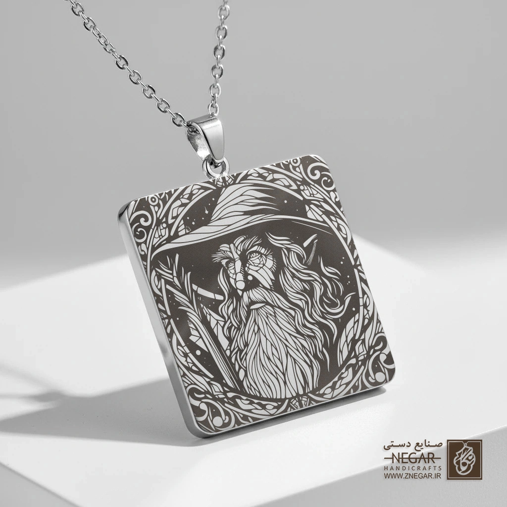 گردنبند طرح گاندالف جادوگر ( رئال) (حکاکی لیزری فایبر، مدل قاب مربع) کد 502127