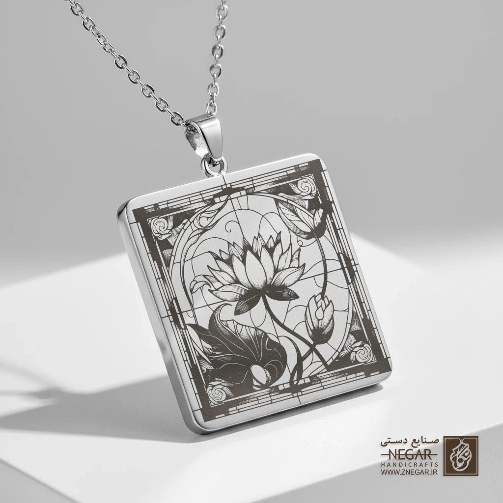 گردنبند طرح گل لوتوس فانتزی (حکاکی لیزری فایبر، مدل قاب مربع) کد 502156