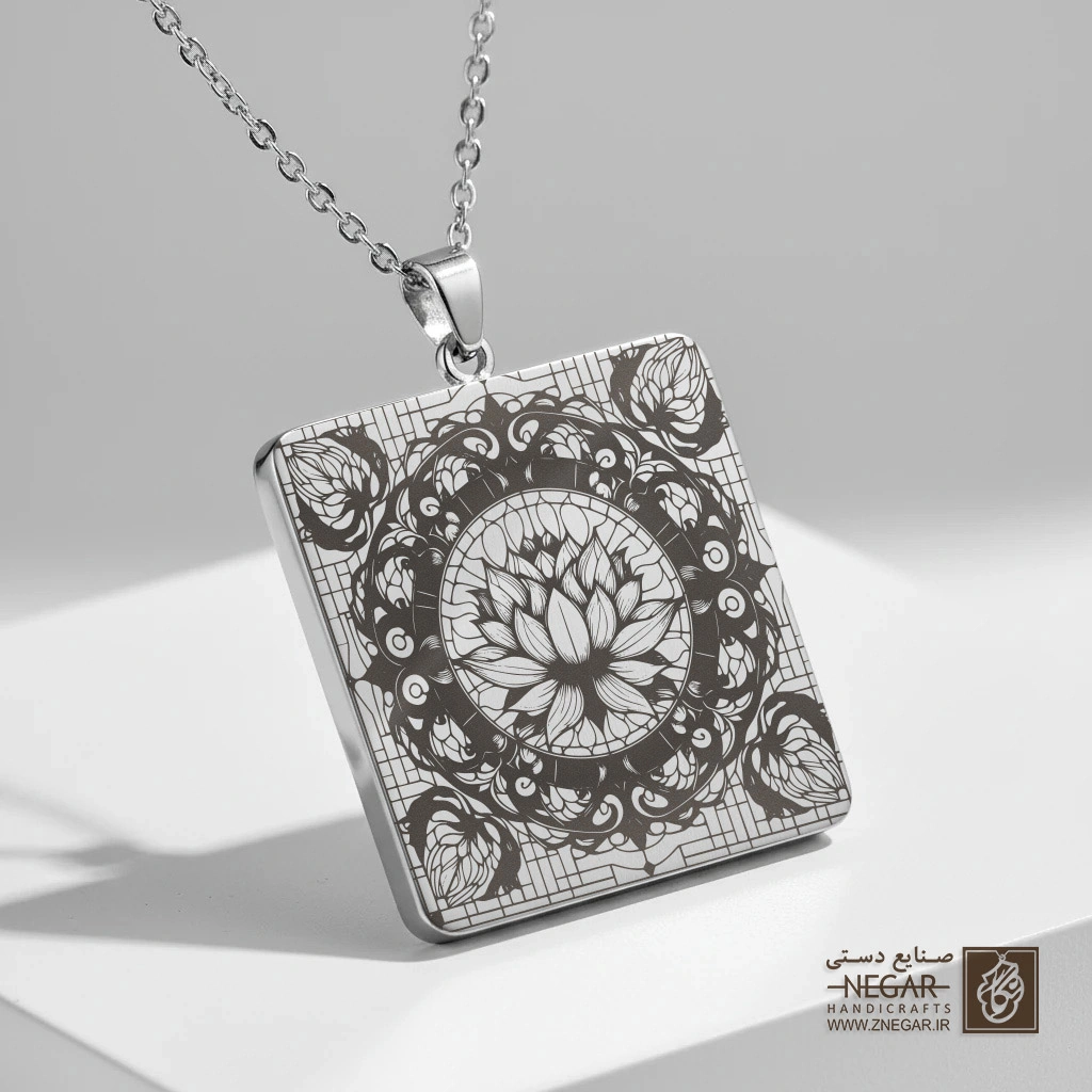 گردنبند طرح لوتوس در قاب ماندالا (حکاکی لیزری فایبر، مدل قاب مربع) کد 502157