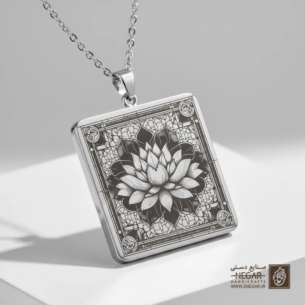 گردنبند طرح گل لوتوس روی آب (حکاکی لیزری فایبر، مدل قاب مربع) کد 502158