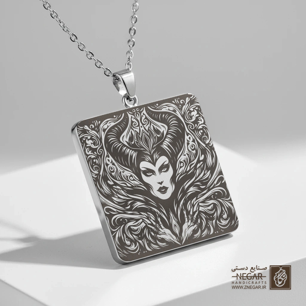 گردنبند طرح چهره ملیفیسنت (آنجلینا جولی) (حکاکی لیزری فایبر، مدل قاب مربع) کد 502171