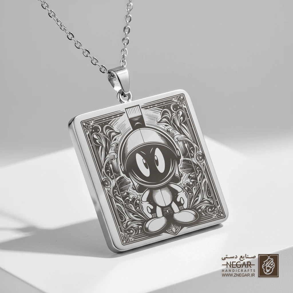گردنبند طرح مروین مریخی مقتدر (حکاکی لیزری فایبر، مدل قاب مربع) کد 502226
