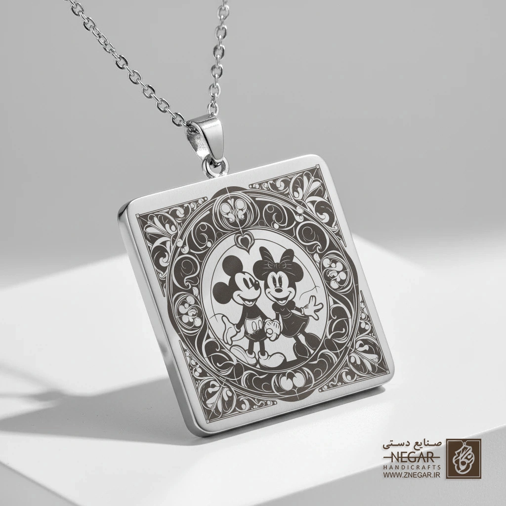 گردنبند طرح میکی و مینی در دایره اسلیمی (حکاکی لیزری فایبر، مدل قاب مربع) کد 502283