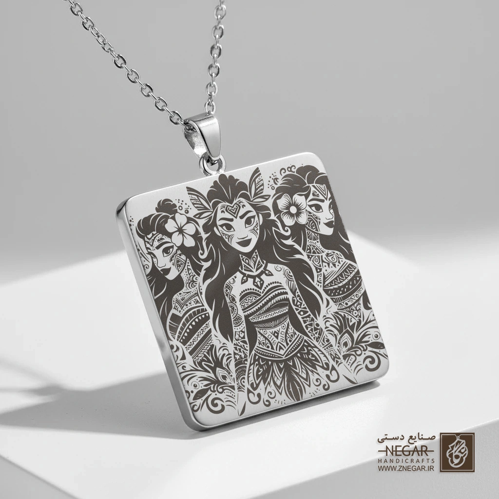 گردنبند طرح سه کاراکتر موآنا در قاب (حکاکی لیزری فایبر، مدل قاب مربع) کد 502351