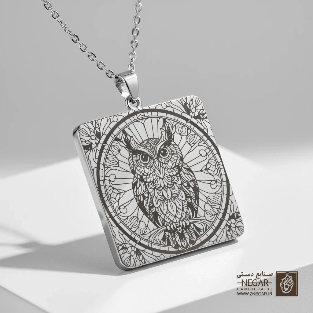 گردنبند طرح جغد با چشمان درشت (حکاکی لیزری فایبر، مدل قاب مربع) کد 502520