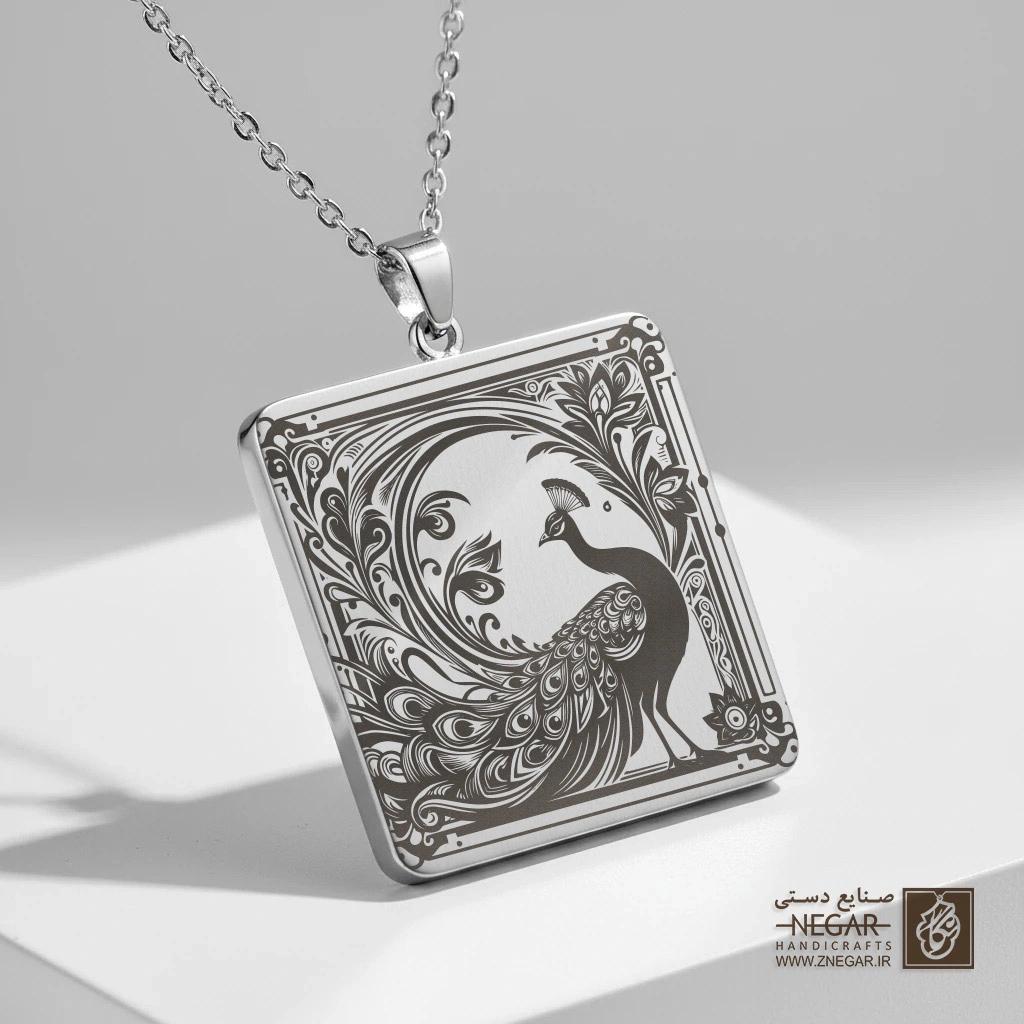 گردنبند طرح طاووس در قاب مربعی (حکاکی لیزری فایبر، مدل قاب مربع) کد 502566