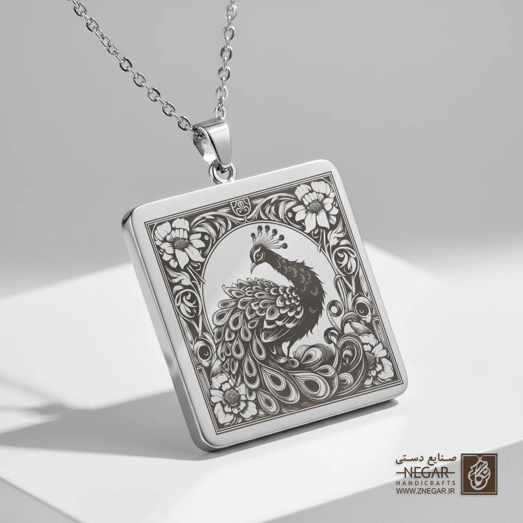 گردنبند طرح طاووس نشسته در قاب (حکاکی لیزری فایبر، مدل قاب مربع) کد 502571