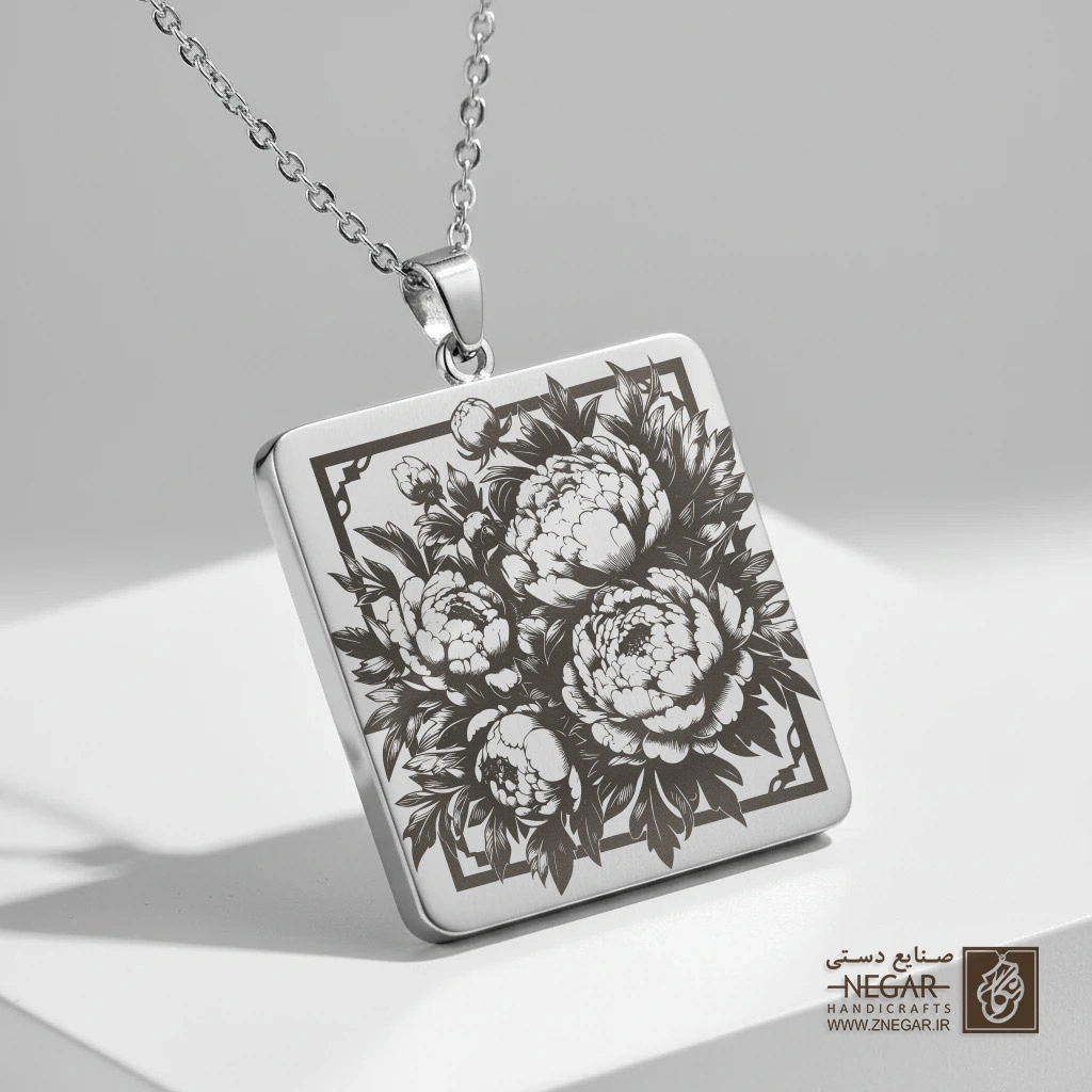گردنبند طرح گل صدتومانی پربرگ (حکاکی لیزری فایبر، مدل قاب مربع) کد 502585