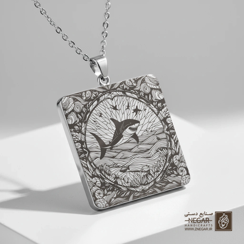 گردنبند طرح کوسه و مرغان دریایی (حکاکی لیزری فایبر، مدل قاب مربع) کد 502978