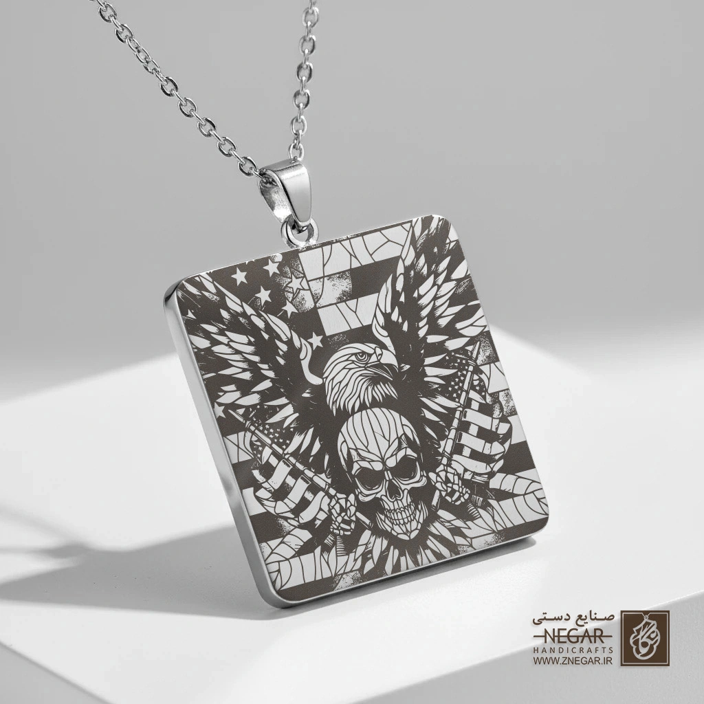 گردنبند طرح اسکلت جنگجو و بال‌های گشوده (حکاکی لیزری فایبر، مدل قاب مربع) کد 503021