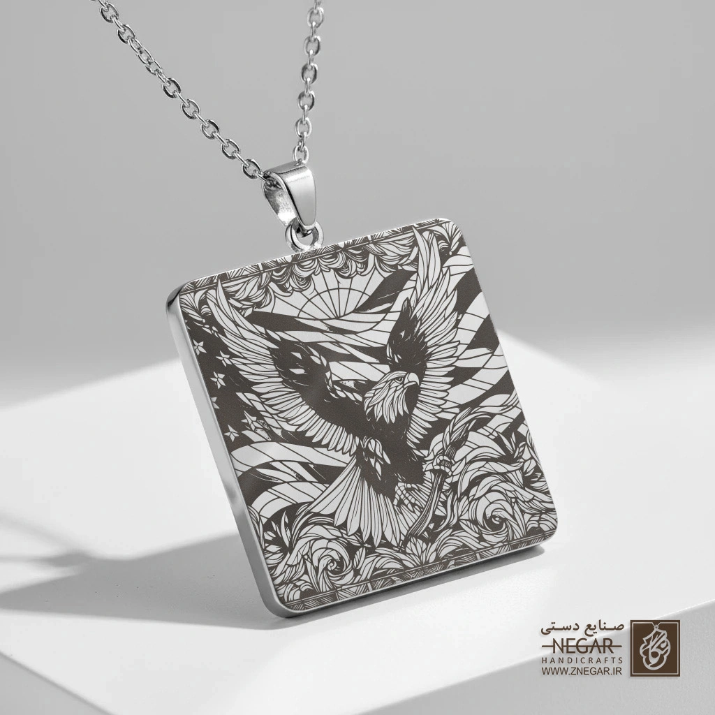گردنبند طرح عقاب و نقوش انتزاعی (حکاکی لیزری فایبر، مدل قاب مربع) کد 503023